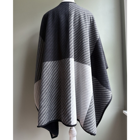Ike Behar Reversible Sherpa Wrap Poncho Shawl Black Gray Geometric Soft Cozy - Picture 6 of 11
